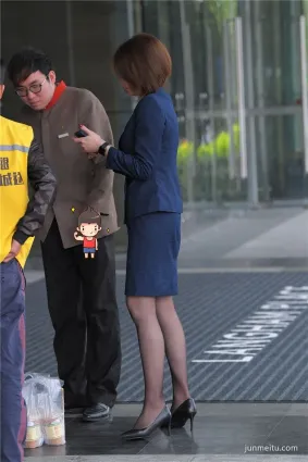 美少婦街拍下樓拿外賣的制服黑絲OL，不失細膩絲滑