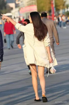 廣場街拍撞見穿風衣的美眉，照相很會擺pose，姿勢優美