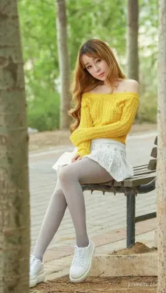 街拍美女金色的小卷發，清新的小可人