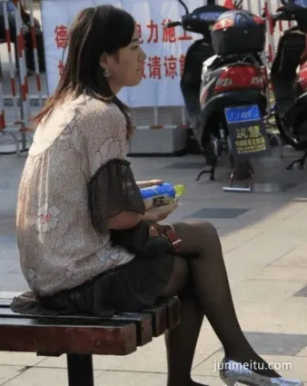 街拍穿絲襪的辣媽，神态有些疲憊
