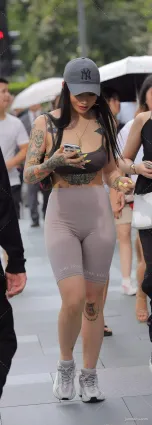 街拍緊身褲霸氣吊帶紋身女郎，盡顯優雅大方