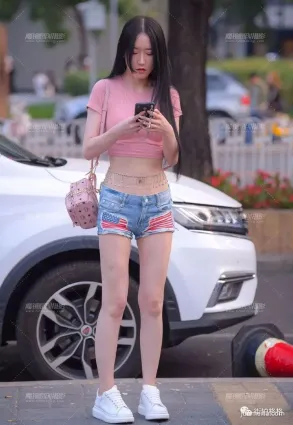 街拍緊身牛仔小美眉，就是這麼吸引人