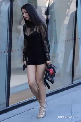 街拍透視蕾絲短裙少婦，一般人招架不住