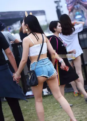 街拍美女走光露黑色花邊邊毛毛！