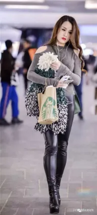 街怕緊身皮褲搭配針織毛衣，打造秋季曼妙風姿