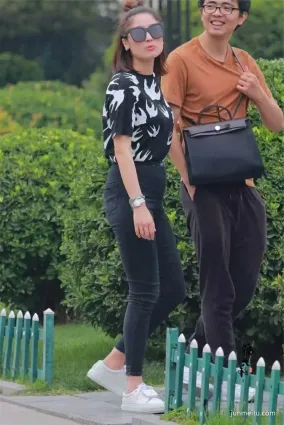 街拍墨鏡氣質妹子高腰健身牛仔褲渾圓挺翹修長苗條雙腿