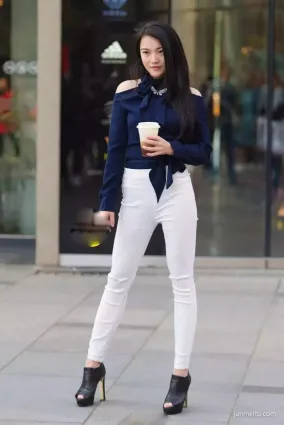 高挑緊身白褲大長腿翹臀氣質女郎