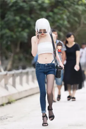 街拍單腿牛仔褲裡穿黑絲，可以稱為“腿精”嗎？