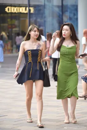 街拍一字肩超級白皙小姐姐顔值很高