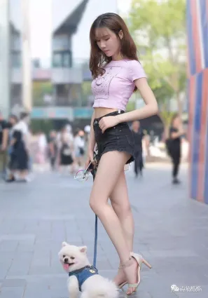 街拍小巧玲珑牛仔熱褲搭配T恤簡約時尚美麗大方