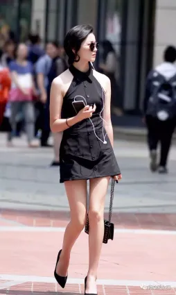 街拍黑色短裙最有女人味