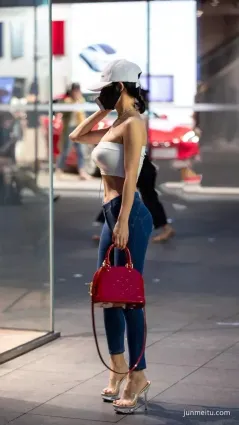 街拍美女最正點的前凸後翹！