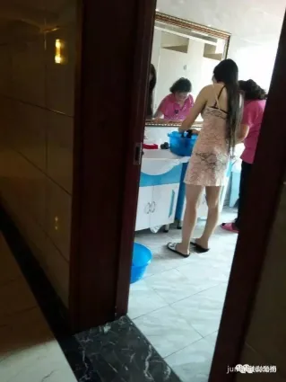 酒店裡女生宿舍的那位性感少婦