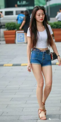 街拍牛仔熱褲露臍裝小蠻腰雪白如玉豐腴大長腿氣質女郎