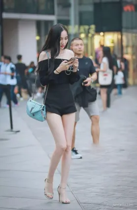 街拍一字肩搭配高腰短褲，修飾出靓麗的好身姿
