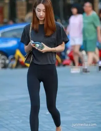 街拍緊身褲美女，好身材包不住！