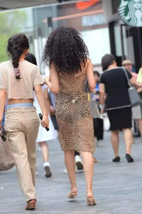街拍美女狂野豹紋吊帶裙席卷而來，你抵擋不住！
