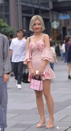 街拍有點嬰兒肥的美女，好看！