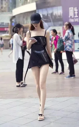 街拍美女吊帶裙再加上這雙長腿真是美到不行呀