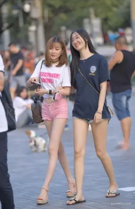 街拍美女兩位風格不同的小姐姐，你更喜歡哪一個呢？