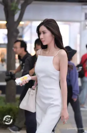 吊帶連衣裙，白色的款式，非常有女人味