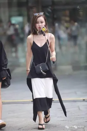 街拍美女高顔值微乳美女