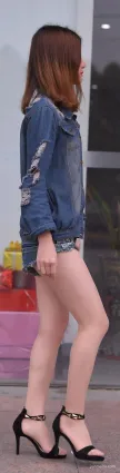 少女穿超短熱褲果然是美腿視覺無解