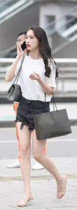 街拍披肩長發美顔值高身段好哦