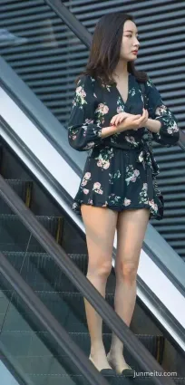 街拍短裙美少婦，身材和相貌都不可挑剔