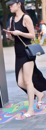 街拍美女身穿開叉裙半遮半掩的大白腿真是美