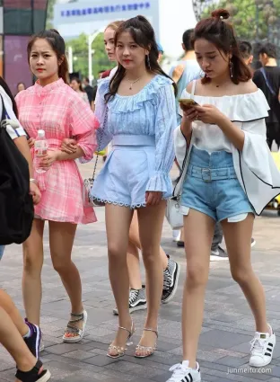 街拍三個熱褲氣質妹紙逛街，喜歡哪個呢？