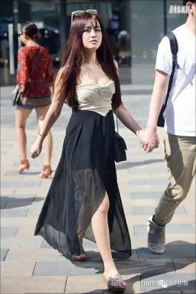 街拍美女袒露香肩優雅又性感！（組圖）