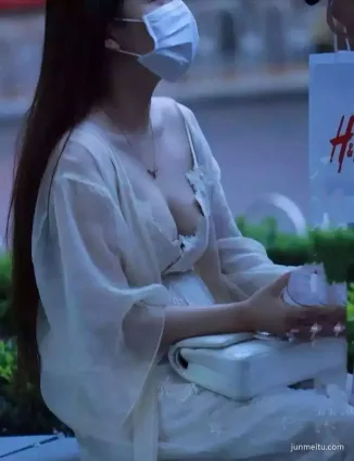 街拍美女豐腴白白淨淨的凹凸有緻迷人