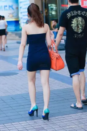街拍包臀裙 一白遮百醜，可是人家不醜啊