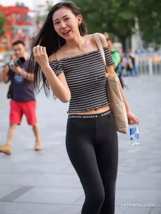 街拍辣媽緊身褲透着性感身材