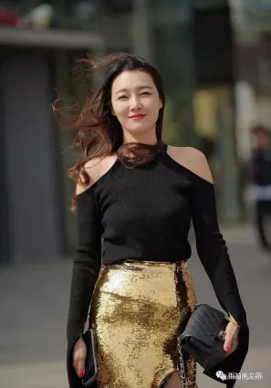 街拍看吧，被吹開了