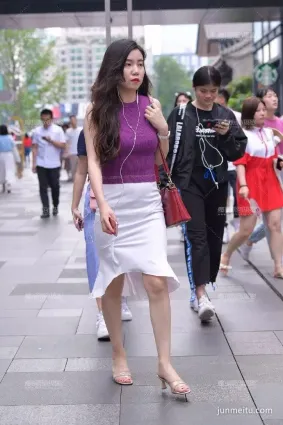 街拍濃眉大眼氣質大姐穿搭時尚美麗大方