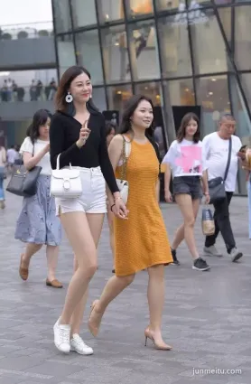 街拍又高又美，一般人根本hold不住