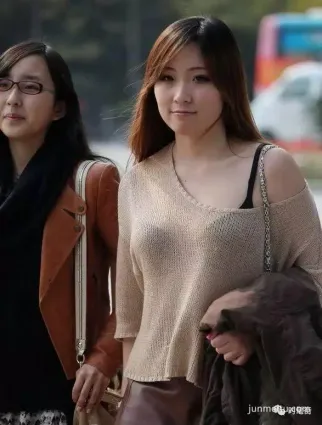 街拍妹子穿皮裙出街，穿衣風格很開放！