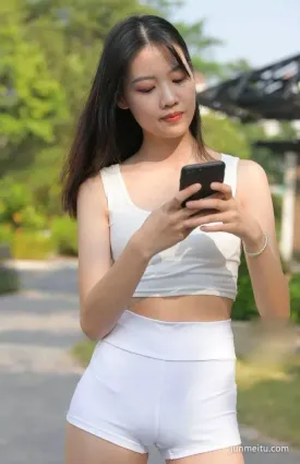街拍美女熱褲輕熟優雅，這坐姿大長腿成亮點