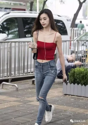 街拍紅色吊帶裝搭配緊身牛仔褲，彰顯優美的身材