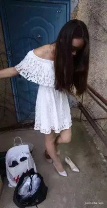 絲襪抄底這是什麼情況？少婦在幹什麼？