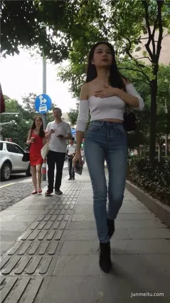 街拍美豔少婦，大長腿露單肩性感無疑