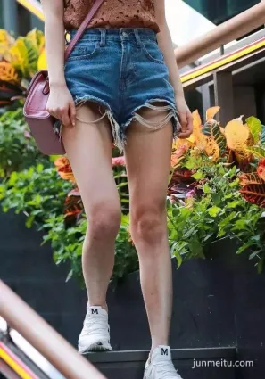 街拍破爛牛仔褲，菇涼你走光了！