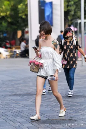 街拍第一站抹胸短裙肩上紋身，害我熱血沸騰