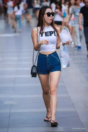 牛仔熱褲女神，臉蛋兒精緻