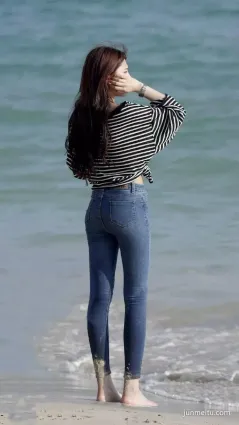 街拍在海邊的小身材很動人