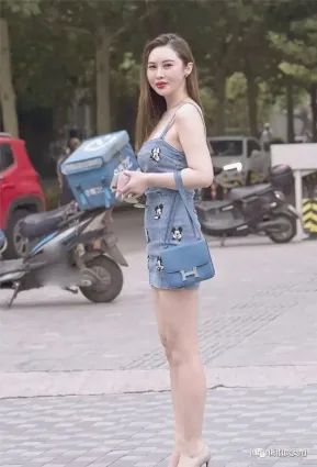 街拍牛仔吊帶裙搭配高跟鞋，綻放女生青春活力