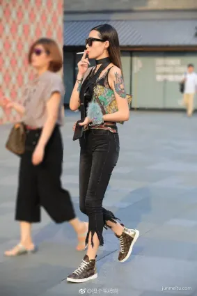 街拍紋身熟女有些人天生霸氣，百米開外氣場很強