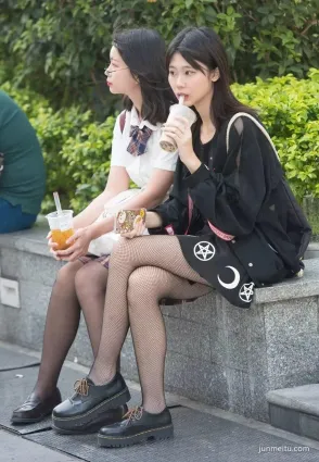 青春可愛網襪短裙長腿漂亮小姐妹花